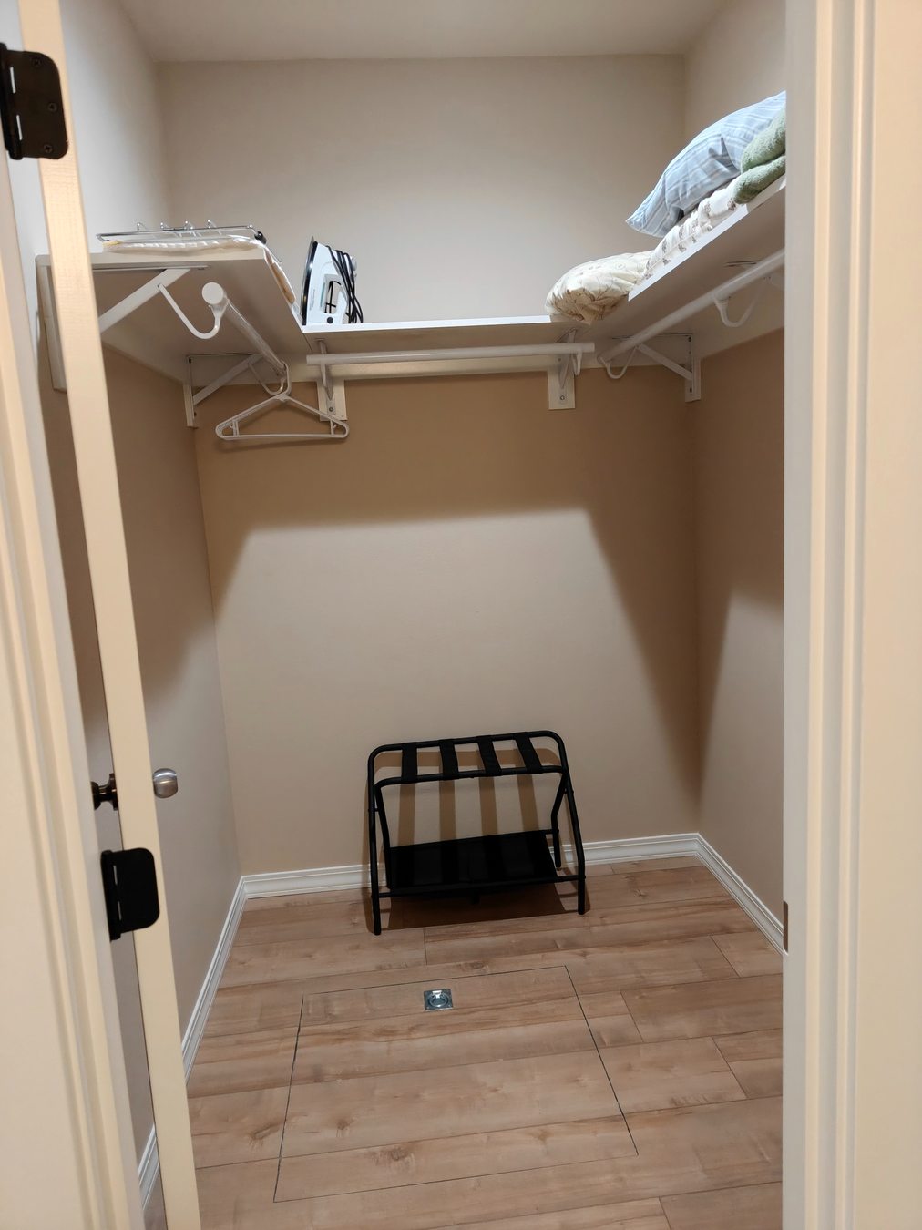 Closet and luggage rack